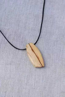 Dřevěný šperk z Břízy