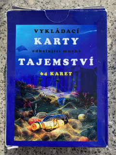 Vykládaí karty odhalující všechna tajemství